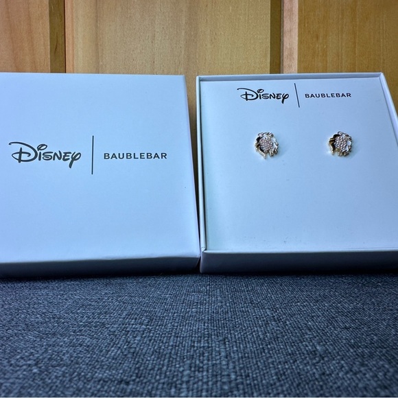 BaubleBar x Disney Cruella DeVil stud earrings New In Box - Picture 2 of 3